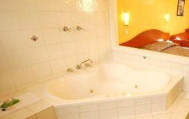  Colonial Motel Richmond - Sunshine Coast Guide 0