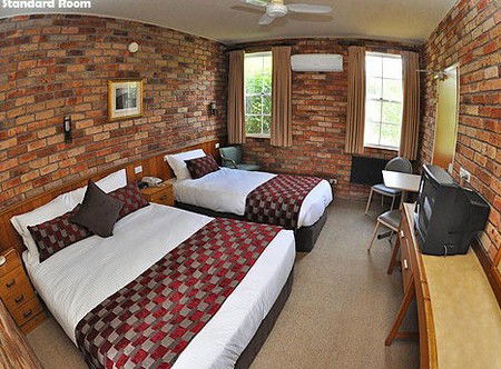 Log Cabin - Sunshine Coast Guide 0