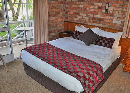 Log Cabin - Sunshine Coast Guide 1