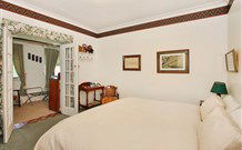 Ambleside Bed And Breakfast Cabins - Sunshine Coast Guide 1