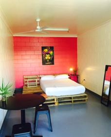 Adventurers Backpackers Resort - Sunshine Coast Guide 1