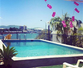 Adventurers Backpackers Resort - Sunshine Coast Guide 0