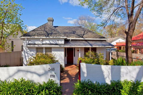 Relax On Regina - Sunshine Coast Guide 1