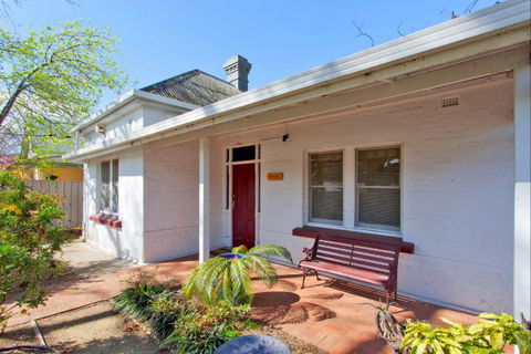 Relax On Regina - Sunshine Coast Guide 2