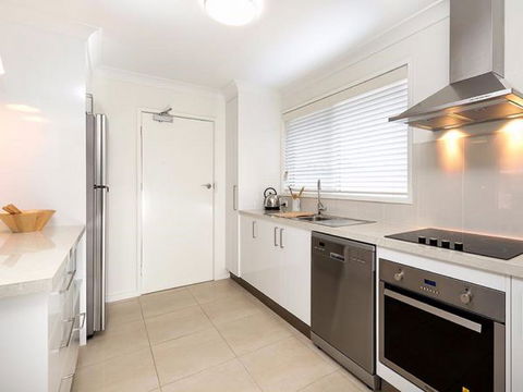 Relax On Regina - Sunshine Coast Guide 24