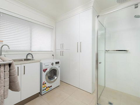 Relax On Regina - Sunshine Coast Guide 26