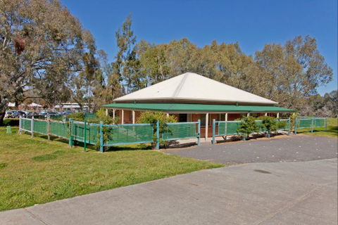 Relax On Regina - Sunshine Coast Guide 28