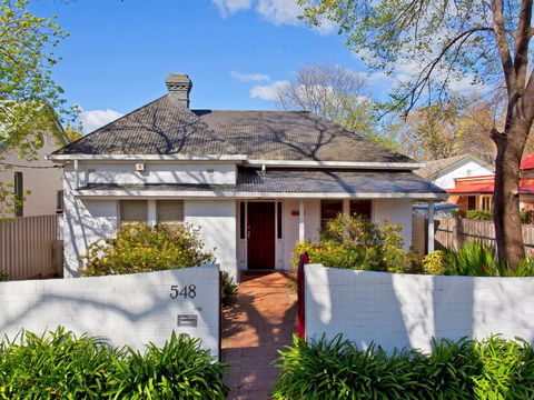 Relax On Regina - Sunshine Coast Guide 0