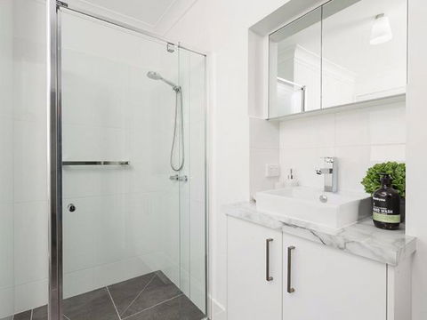 Relax On Regina - Sunshine Coast Guide 16