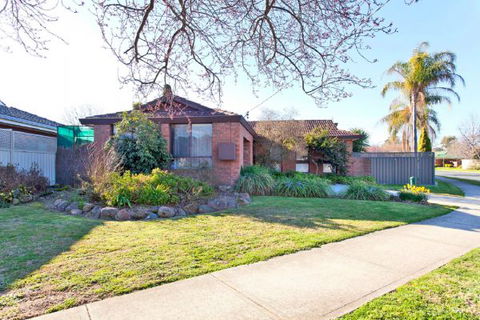 Relax On Regina - Sunshine Coast Guide 66