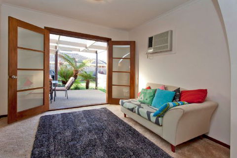 Relax On Regina - Sunshine Coast Guide 70