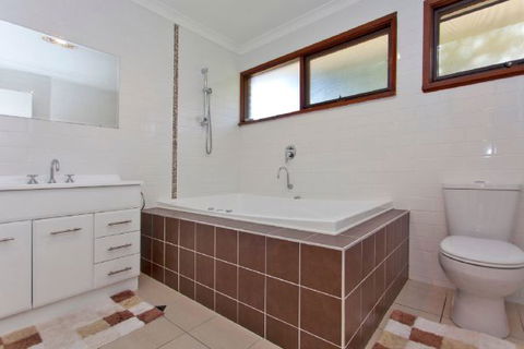 Relax On Regina - Sunshine Coast Guide 72