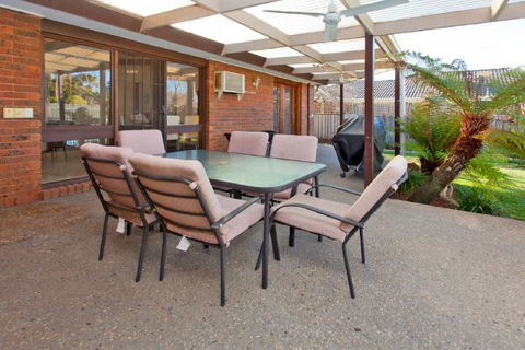 Relax On Regina - Sunshine Coast Guide 73