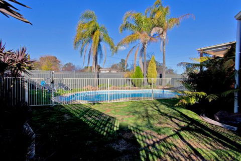 Relax On Regina - Sunshine Coast Guide 74