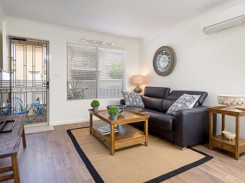 Relax On Regina - Sunshine Coast Guide 35