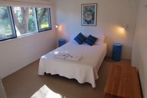 Surfside On Mollymook Beach - Sunshine Coast Guide 2