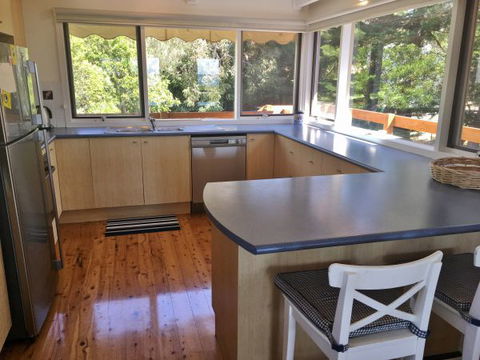 Surfside On Mollymook Beach - Sunshine Coast Guide 3