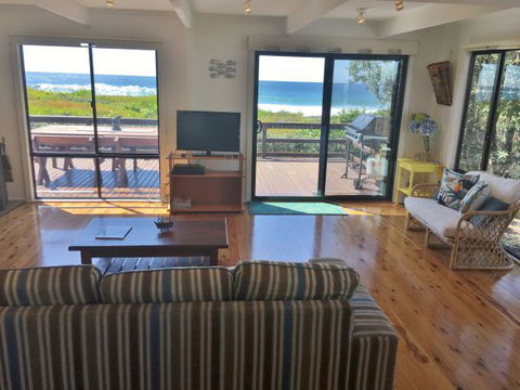 Surfside On Mollymook Beach - Sunshine Coast Guide 5