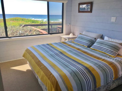 Surfside On Mollymook Beach - Sunshine Coast Guide 7