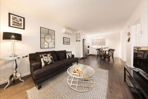 Relax On Regina - Sunshine Coast Guide 41