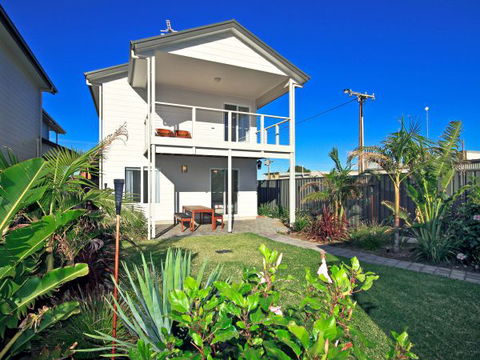Century 21 SouthCoast: Moana Blue - Sunshine Coast Guide 9
