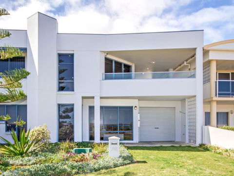 Century 21 SouthCoast: Moana Blue - Sunshine Coast Guide 12