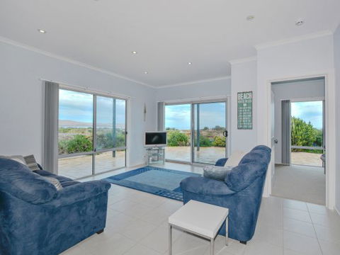 Century 21 SouthCoast: Moana Blue - Sunshine Coast Guide 45