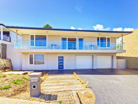 Century 21 SouthCoast: Moana Blue - Sunshine Coast Guide 48