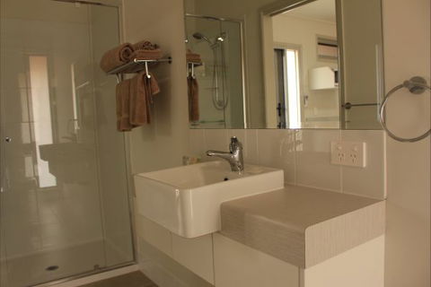 Cooper's Country Lodge - Sunshine Coast Guide 2