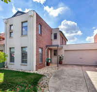 Phoenix House - Ballarat Townhouses - Sunshine Coast Guide