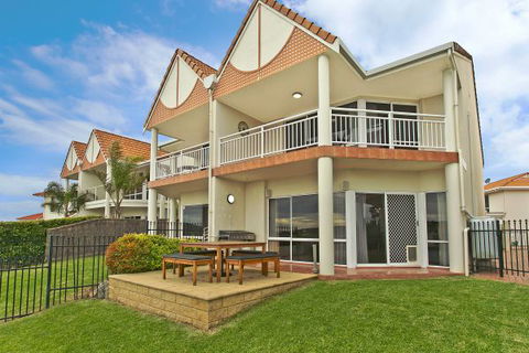 SALT Waterfront Apartment - Sunshine Coast Guide 8
