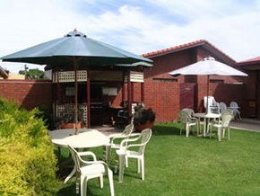 Golden Chain Murray River Motel - Sunshine Coast Guide 2