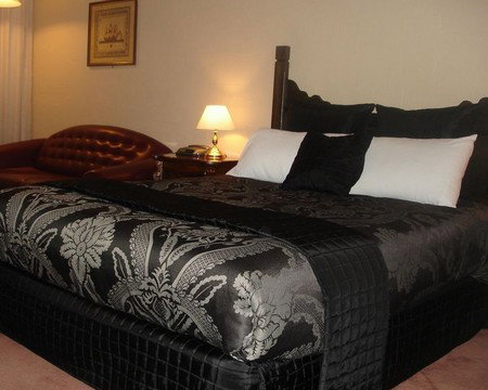 Albury Manor House Motel - Sunshine Coast Guide 0