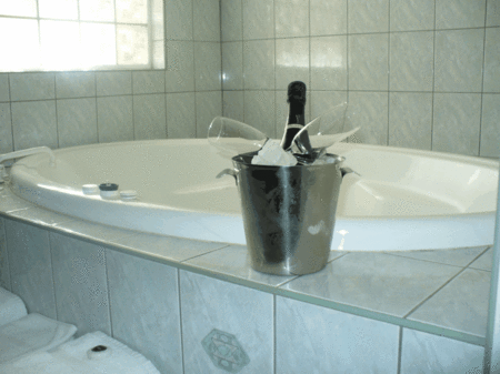 Charles Rasp Motor Inn And Cottages - Sunshine Coast Guide 2