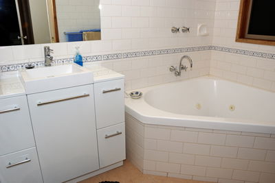 Alpine Country Cottages - Studio 3 - Sunshine Coast Guide 3