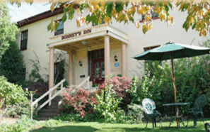Bonney's Inn - Sunshine Coast Guide