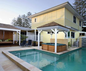 Aaron's At Byron - Sunshine Coast Guide 0