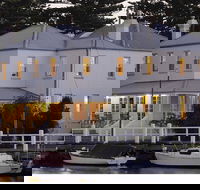 Oscars Waterfront Boutique Hotel - Sunshine Coast Guide