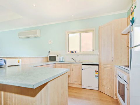 Century 21 SouthCoast: Seaborne Breeze - Sunshine Coast Guide 1