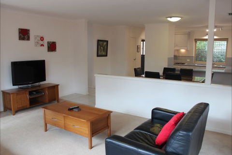 Adelaide Serviced Accommodation - Childers House - Sunshine Coast Guide 0