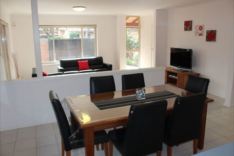 Adelaide Serviced Accommodation - Childers House - Sunshine Coast Guide 5