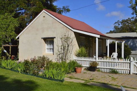 Almond Tree Cottage - Sunshine Coast Guide 0