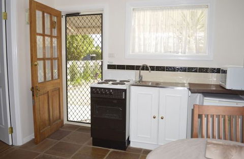Almond Tree Cottage - Sunshine Coast Guide 2