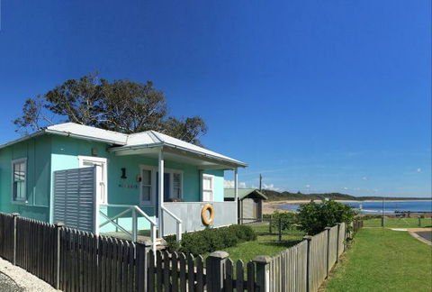Aurora Beachfront Cottage - Sunshine Coast Guide 0