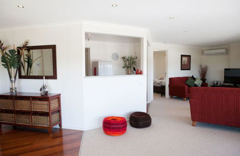 C-Deck Beach House Apartment - Sunshine Coast Guide 5