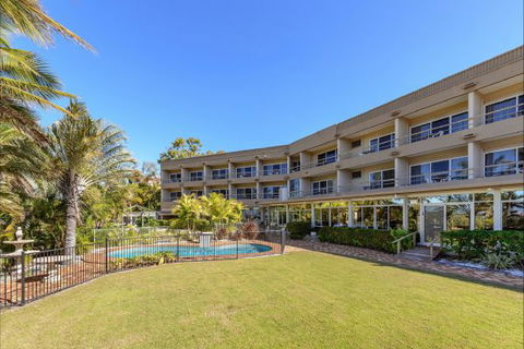 Camelot Motel And Licenced Restaurant - Sunshine Coast Guide 0