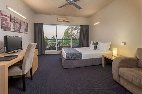 Camelot Motel And Licenced Restaurant - Sunshine Coast Guide 3
