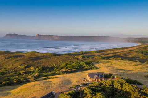 Cloudy Bay Villa - Sunshine Coast Guide 1