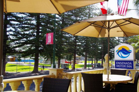 Ensenada Motor Inn And Suites - Sunshine Coast Guide 1