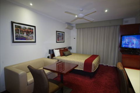 Ensenada Motor Inn And Suites - Sunshine Coast Guide 2